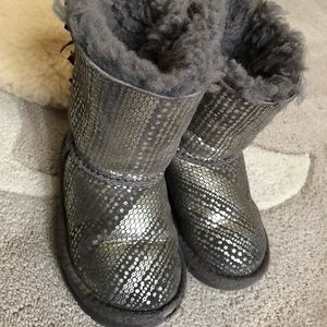 Genuine UGG Bailey Bow boot sz 8